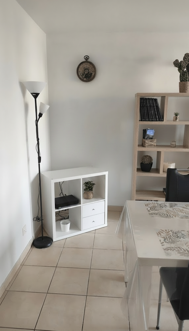 Retirer le téléviseur de la photo du salon, en conservant le reste de la pièce, le canapé et la décoration tels quels.